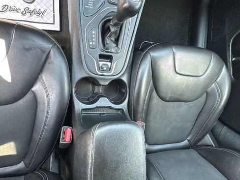 Used 2019 Jeep Cherokee Latitude Plus w/ Cold Weather Group AWD/4WD image 22