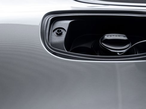 Certified 2025 Porsche Cayenne AWD/4WD image 32
