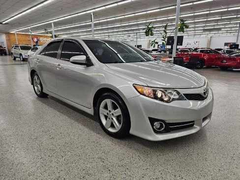 Used 2014 Toyota Camry SE FWD image 4
