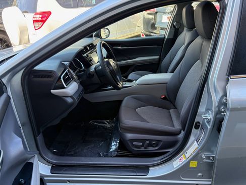 Used 2018 Toyota Camry LE w/ Moonroof Package FWD image 9