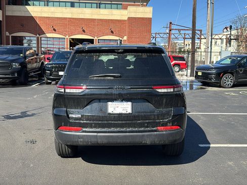 Certified 2024 Jeep Grand Cherokee Limited w/ Luxury Tech Group II image 8