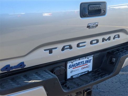 Used 2022 Toyota Tacoma TRD Off-Road image 11