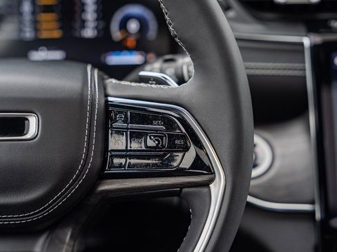 Used 2023 Jeep Grand Cherokee L Overland w/ Rear Seat Video Group I image 39