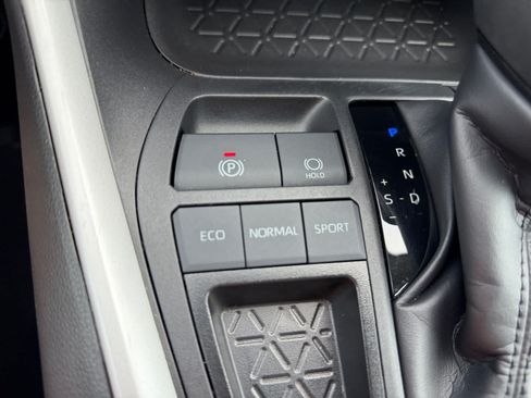 Used 2025 Toyota RAV4 XLE FWD image 20