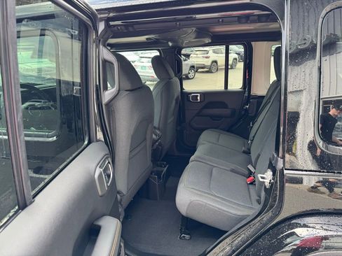 New 2025 Jeep Wrangler Unlimited Sahara w/ Technology Group AWD/4WD image 8