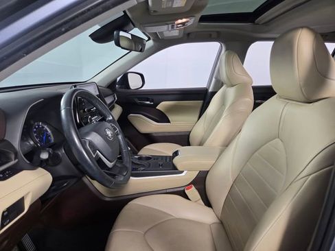Used 2022 Toyota Highlander XLE image 14