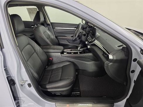 Used 2025 Nissan Altima 2.5 SR w/ SR Premium Package image 13