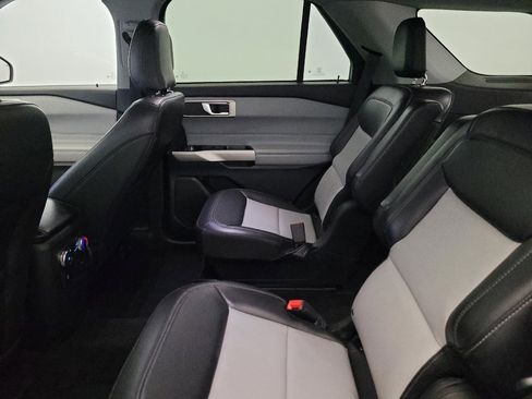 Used 2022 Ford Explorer XLT w/ Equipment Group 202A AWD/4WD image 18