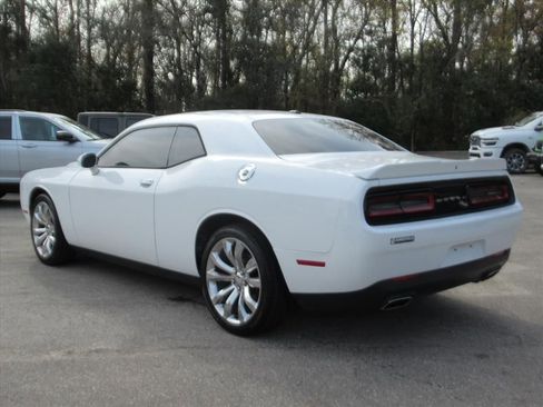 Used 2019 Dodge Challenger SXT image 4