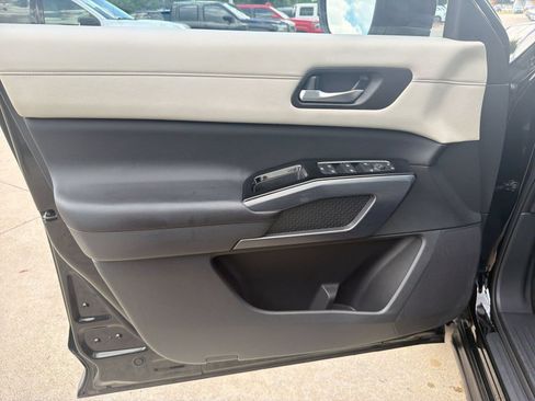 Used 2023 Nissan Pathfinder SL w/ SL Premium Package FWD image 13