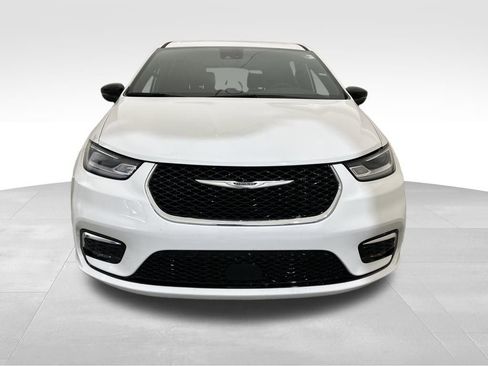 Used 2025 Chrysler Pacifica Select image 9