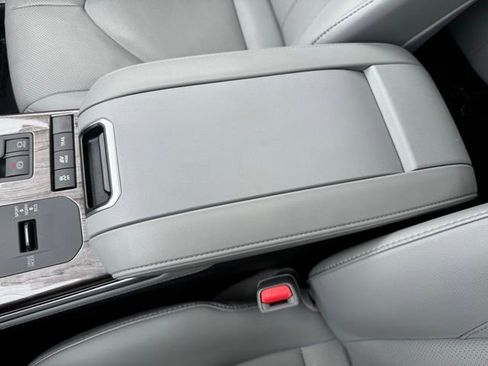 Used 2021 Toyota Highlander Limited image 20