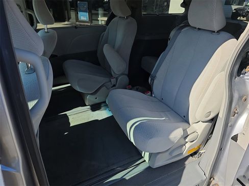Used 2011 Toyota Sienna LE image 32
