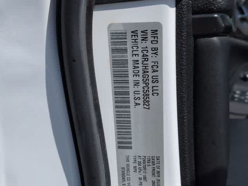 Used 2023 Jeep Grand Cherokee Laredo AWD/4WD image 35