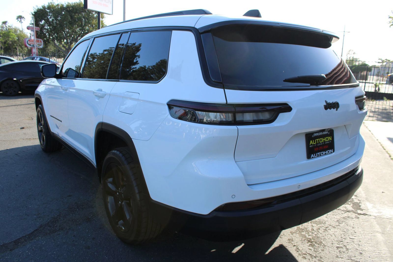 Used 2023 Jeep Grand Cherokee L Laredo RWD image 38