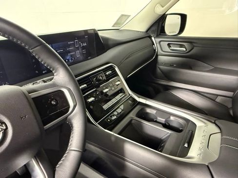 Used 2025 Nissan Armada SV RWD image 26