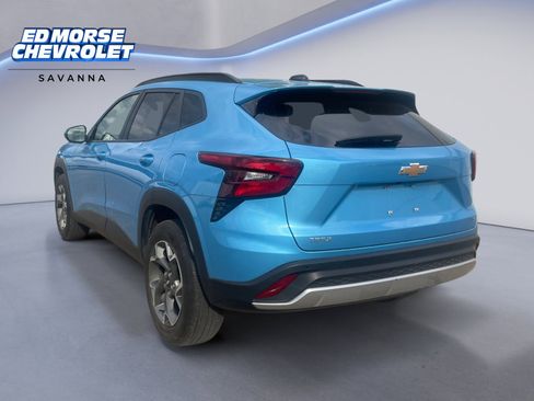 Used 2025 Chevrolet Trax LT w/ Sunroof Package FWD image 3
