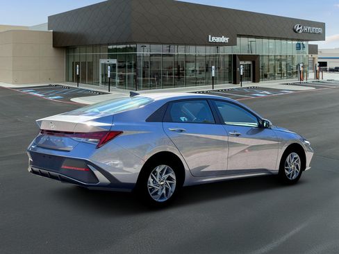New 2026 Hyundai Elantra Hybrid FWD image 8