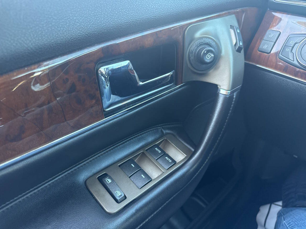 Used 2011 Lincoln MKX AWD w/ Wood Pkg image 13