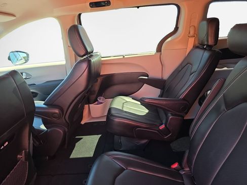 Used 2024 Chrysler Pacifica Touring-L FWD image 22