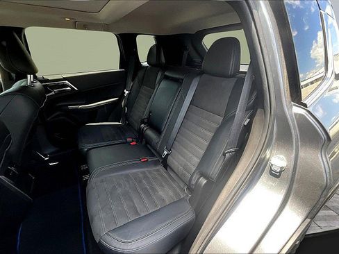 Used 2023 Mitsubishi Outlander SE image 25