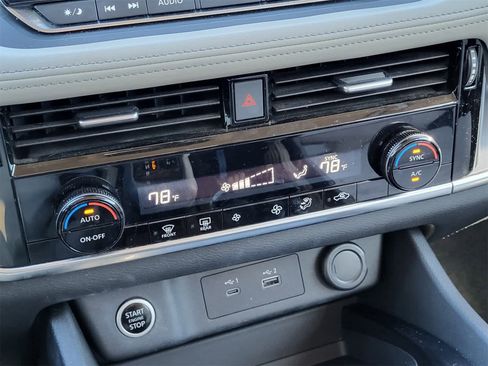 Used 2021 Nissan Rogue SV image 17