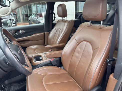 Used 2017 Chrysler Pacifica Limited image 9