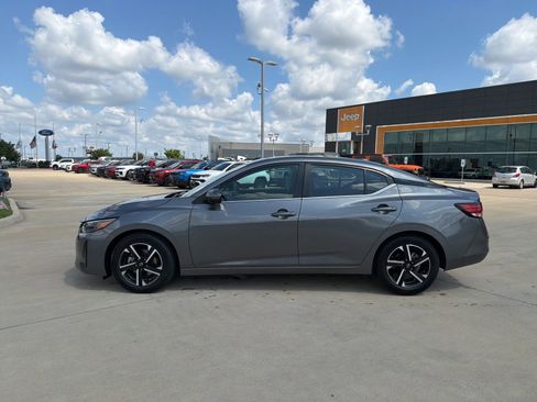 Used 2024 Nissan Sentra SV FWD image 2