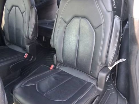 Used 2020 Chrysler Pacifica Touring-L w/ Advanced Safetytec Group AWD/4WD image 24