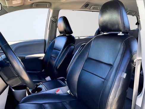 Used 2019 Toyota Sienna XLE image 25