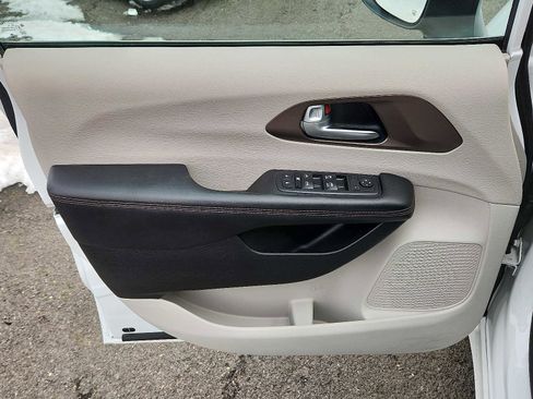 Used 2017 Chrysler Pacifica LX image 12