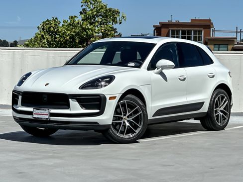 Certified 2025 Porsche Macan image 1