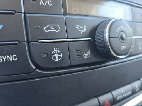 Used 2015 Chrysler Town & Country Touring w/ Driver Convenience Group image 25