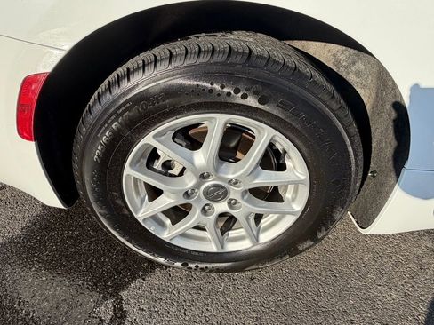 Certified 2022 Chrysler Voyager LX image 14