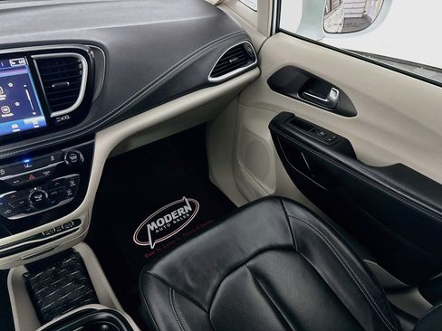 Used 2022 Chrysler Pacifica Touring-L FWD image 29