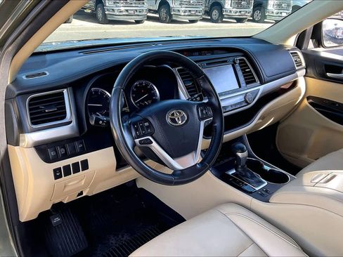 Used 2018 Toyota Highlander XLE image 17