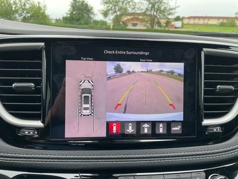 Used 2026 Chrysler Pacifica Select FWD image 18