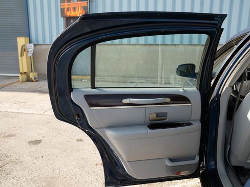 Used 2007 Lincoln Town Car Signature RWD image 24