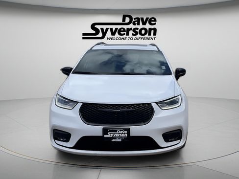 Used 2025 Chrysler Pacifica Limited FWD image 2