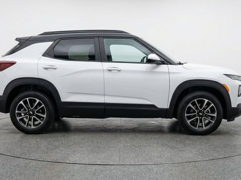 Used 2025 Chevrolet TrailBlazer LT FWD image 11