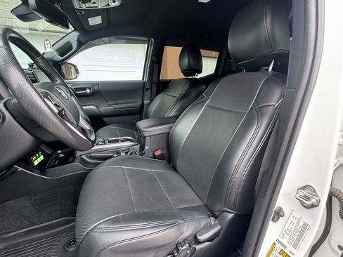 Used 2018 Toyota Tacoma TRD Off-Road w/ Technology Package image 24