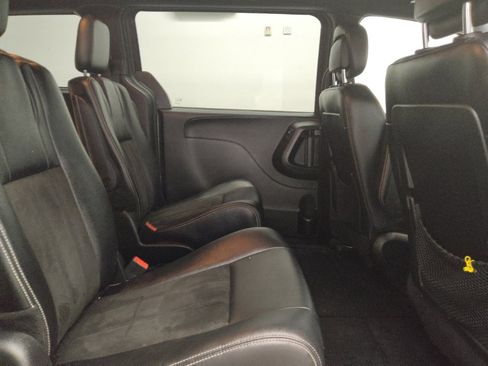 Used 2019 Dodge Grand Caravan SXT w/ Blacktop Package FWD image 19