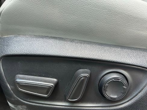 Used 2025 Toyota Sienna XLE FWD image 17