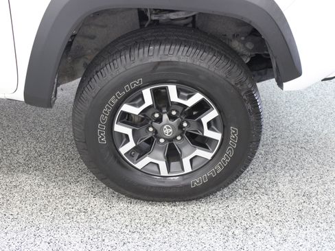 Used 2020 Toyota Tacoma TRD Off-Road w/ Technology Package AWD/4WD image 5