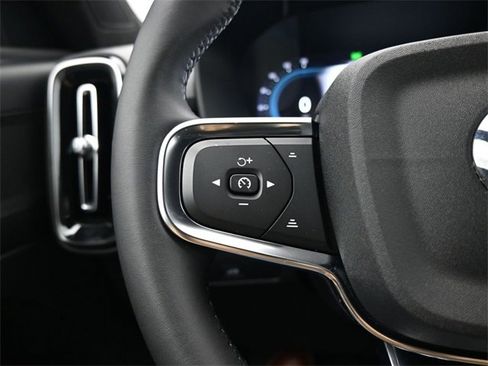 Used 2023 Volvo XC40 B5 Plus w/ Protection Package Premier image 23