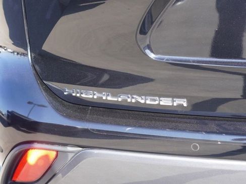 Used 2021 Toyota Highlander Limited FWD image 11