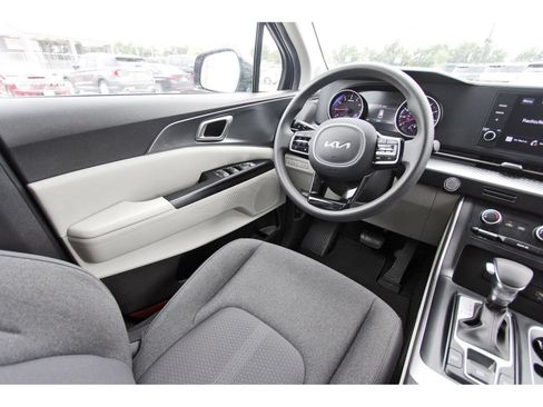 Used 2024 Kia Carnival LX FWD image 10