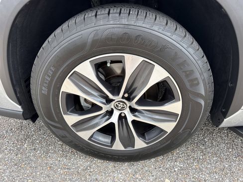 Used 2022 Toyota Highlander XLE image 10