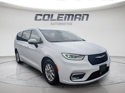 Used 2023 Chrysler Pacifica Touring-L FWD image 3