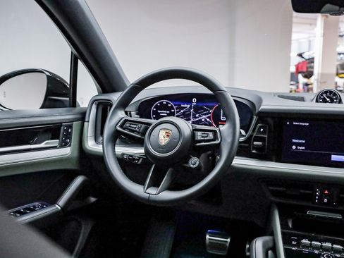 Used 2025 Porsche Cayenne S image 19